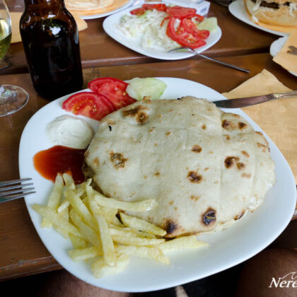 Pljeskavica in pita bread
